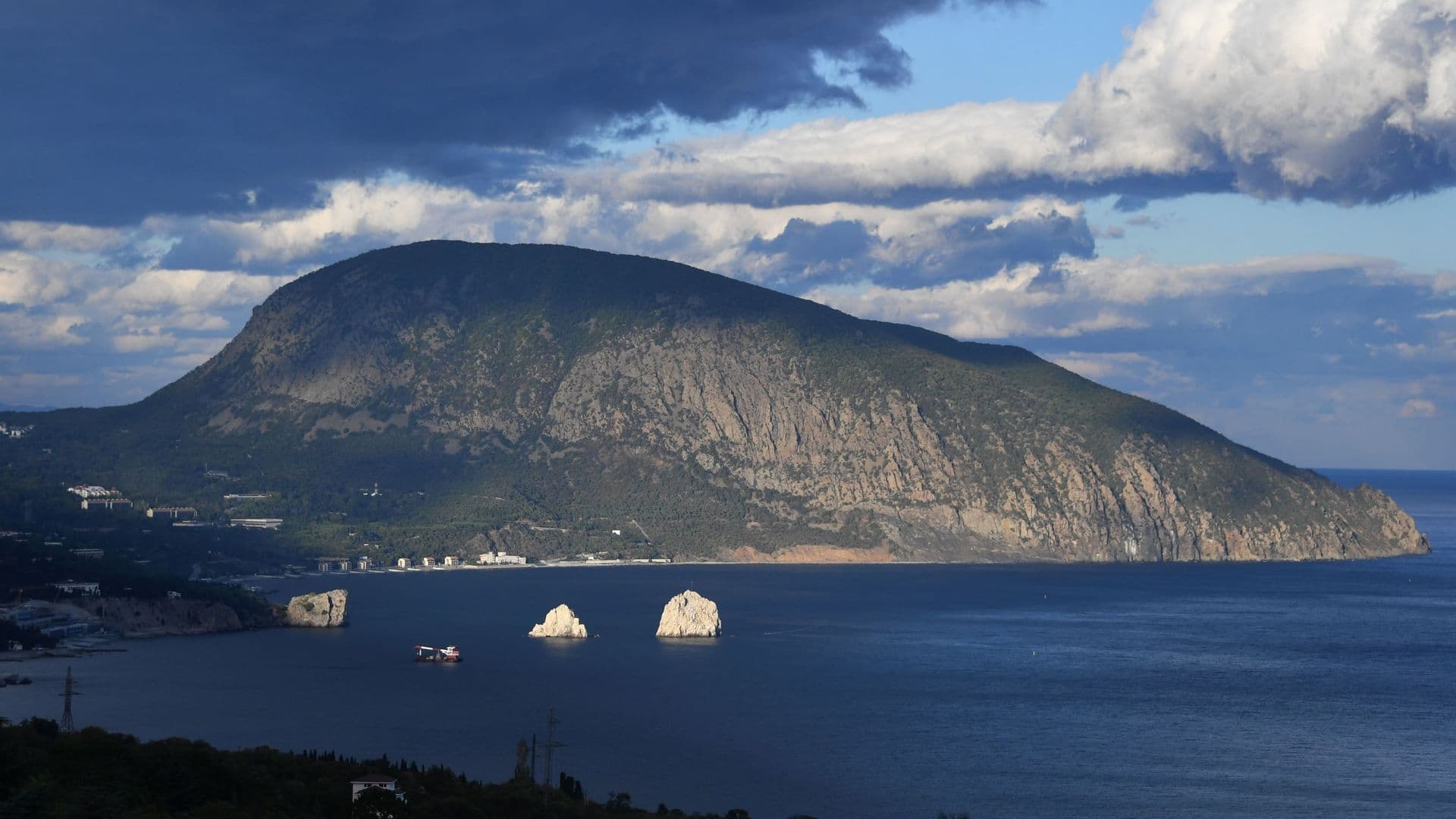 Трех человек спасли у берегов Крыма
