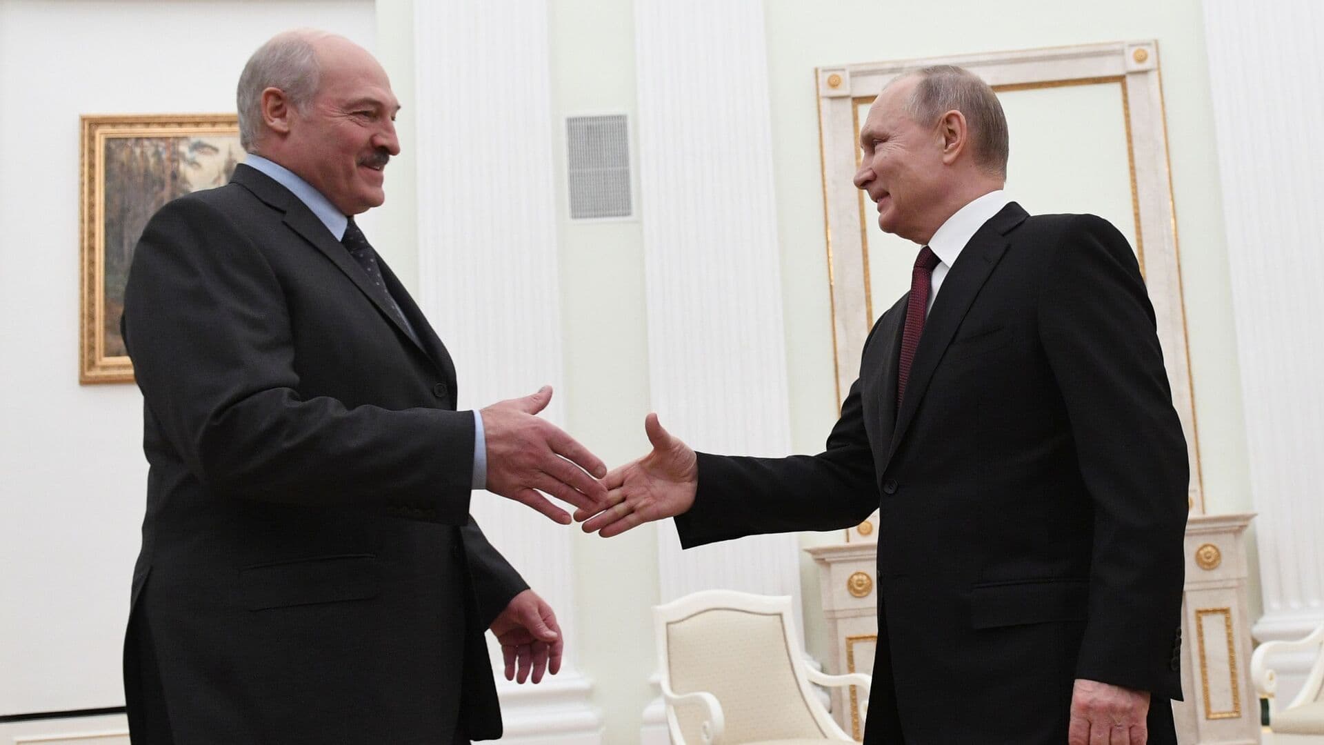 Путин и Лукашенко обсудили эскалацию напряженности в Европе, заявил Песков