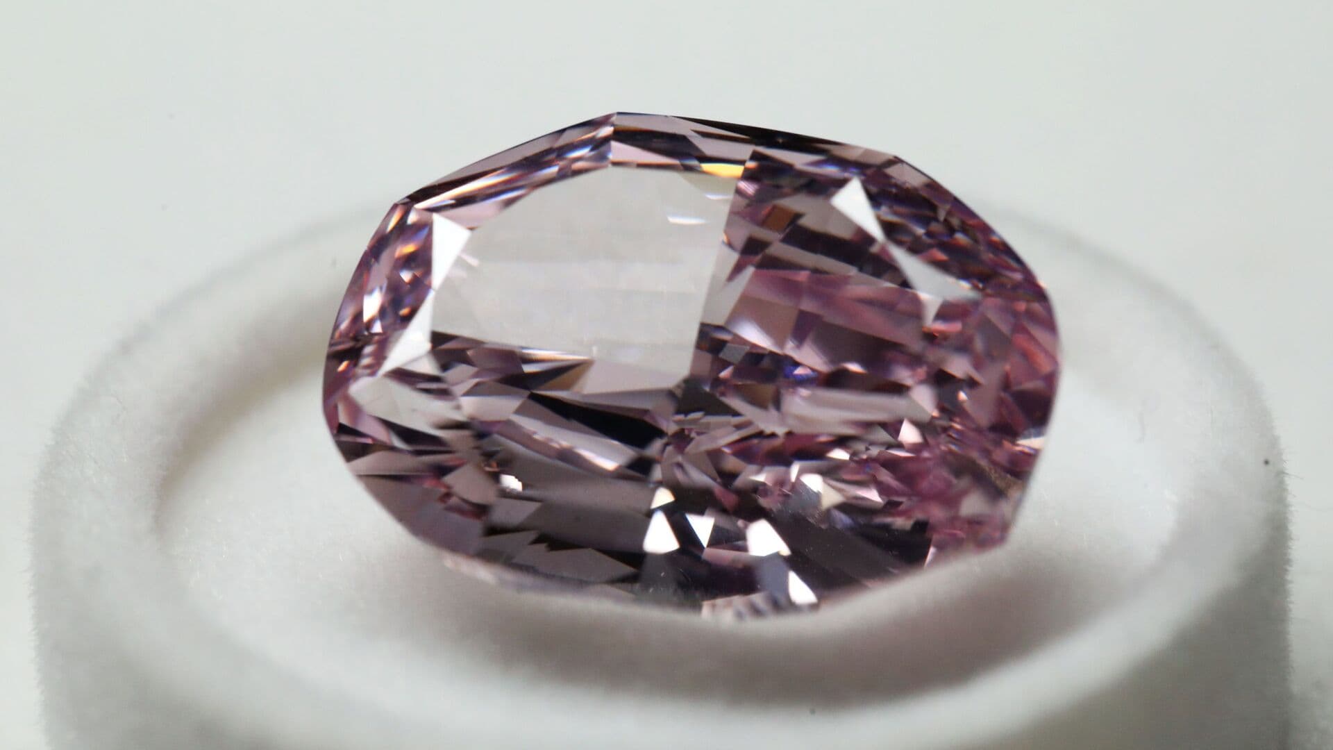 "Алроса" назвала самые редкие бриллианты в мире