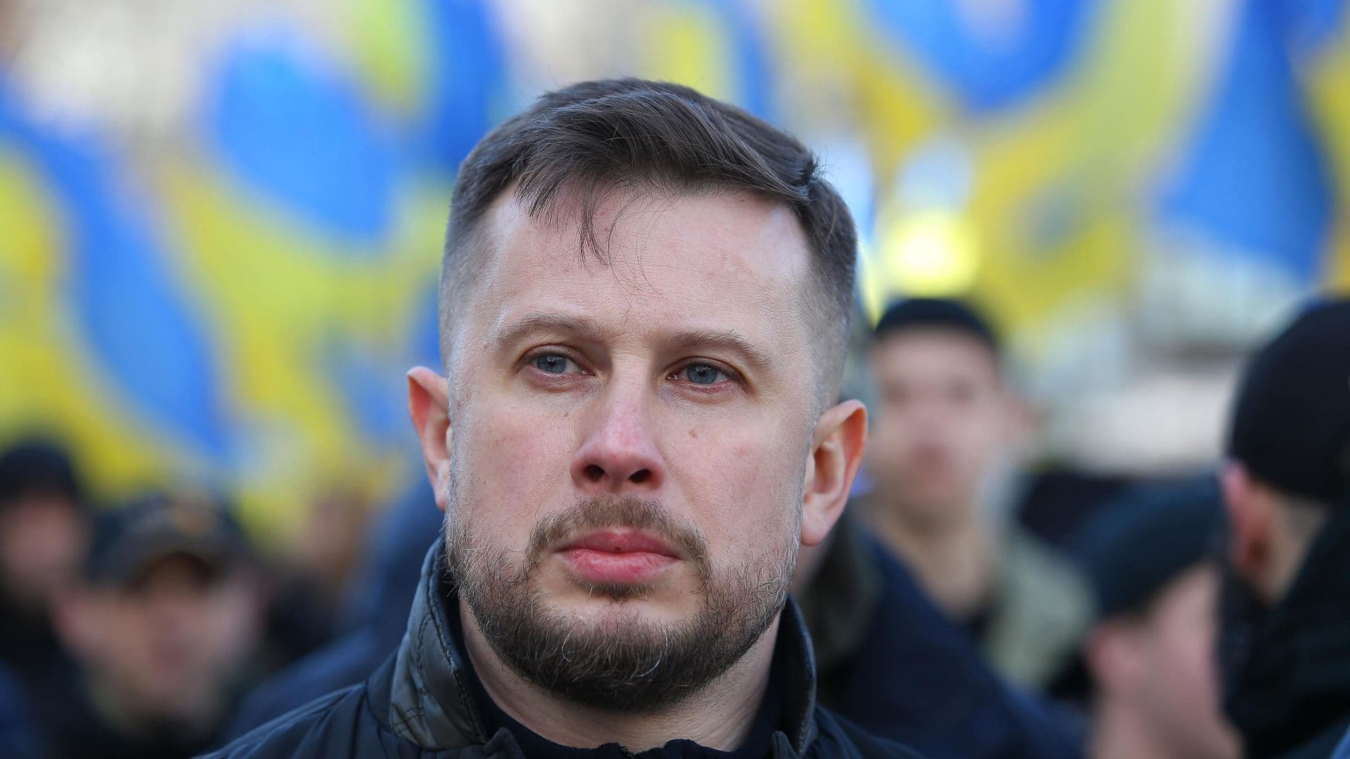 Матери основателя "Азова"* несут цветы с траурными лентами, заявил источник