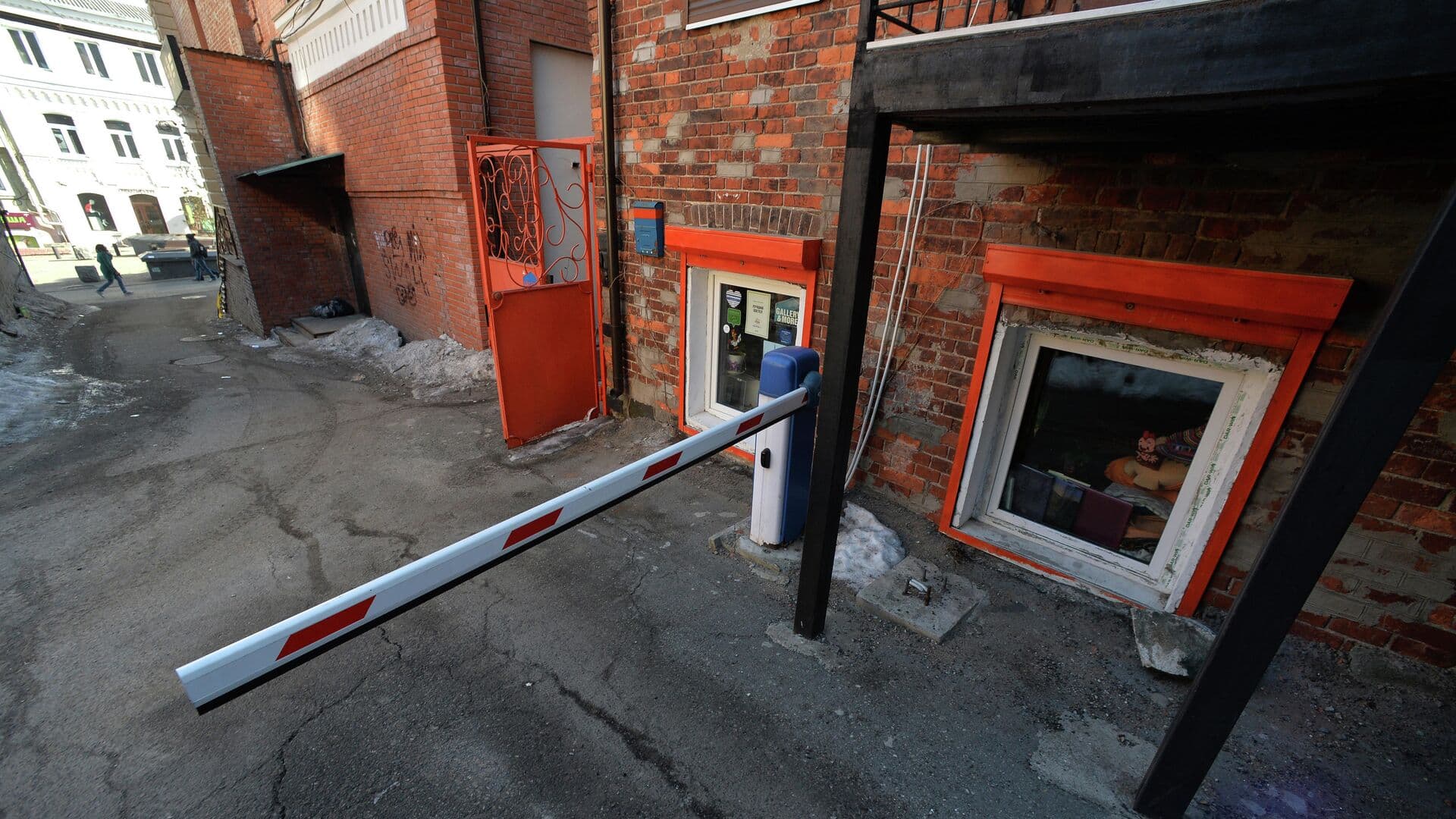 Россиян предупредили о штрафах за незаконную установку шлагбаума