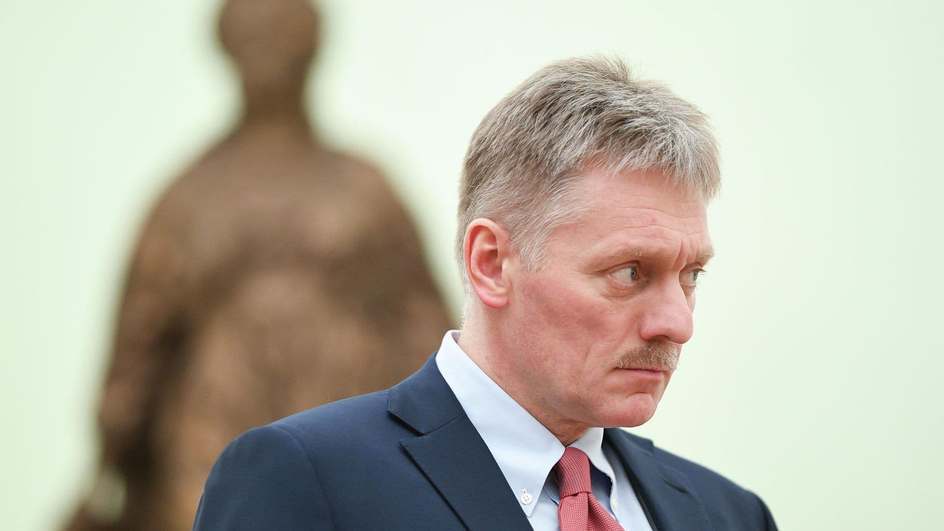 Россия сохраняет открытость к мирным переговорам по Украине, заявил Песков