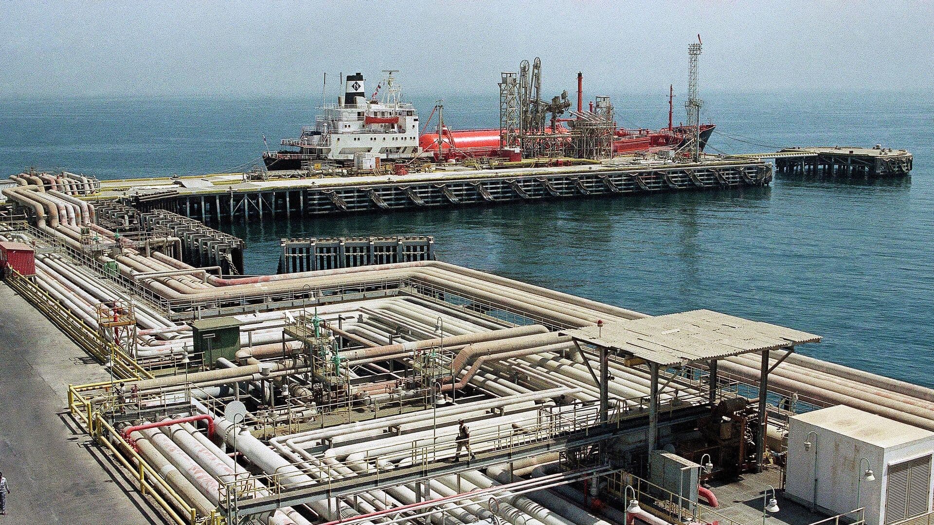Танкеры прибыли в порт Рас-Танура, закрытый для экспорта нефти с весны