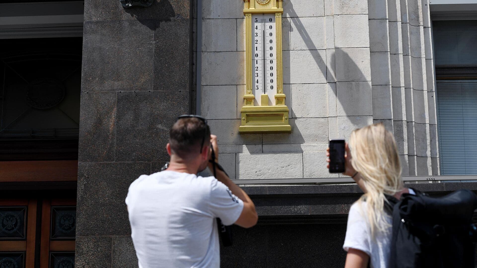 Синоптик объяснил расхождения в показаниях термометров