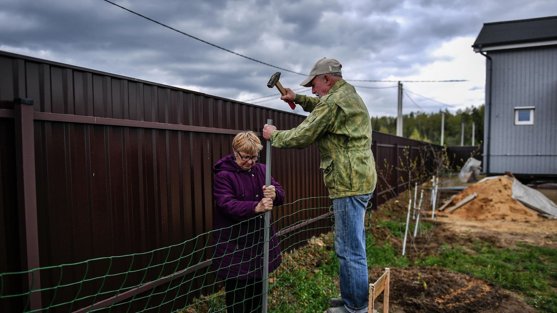 Юрист объяснила, когда забор между соседями могут заставить снести