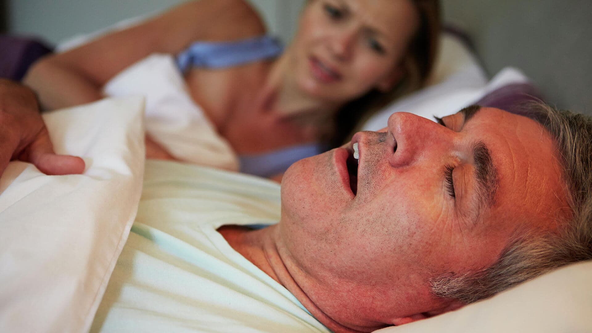 Сомнолог назвала храп признаком проблем со здоровьем человека