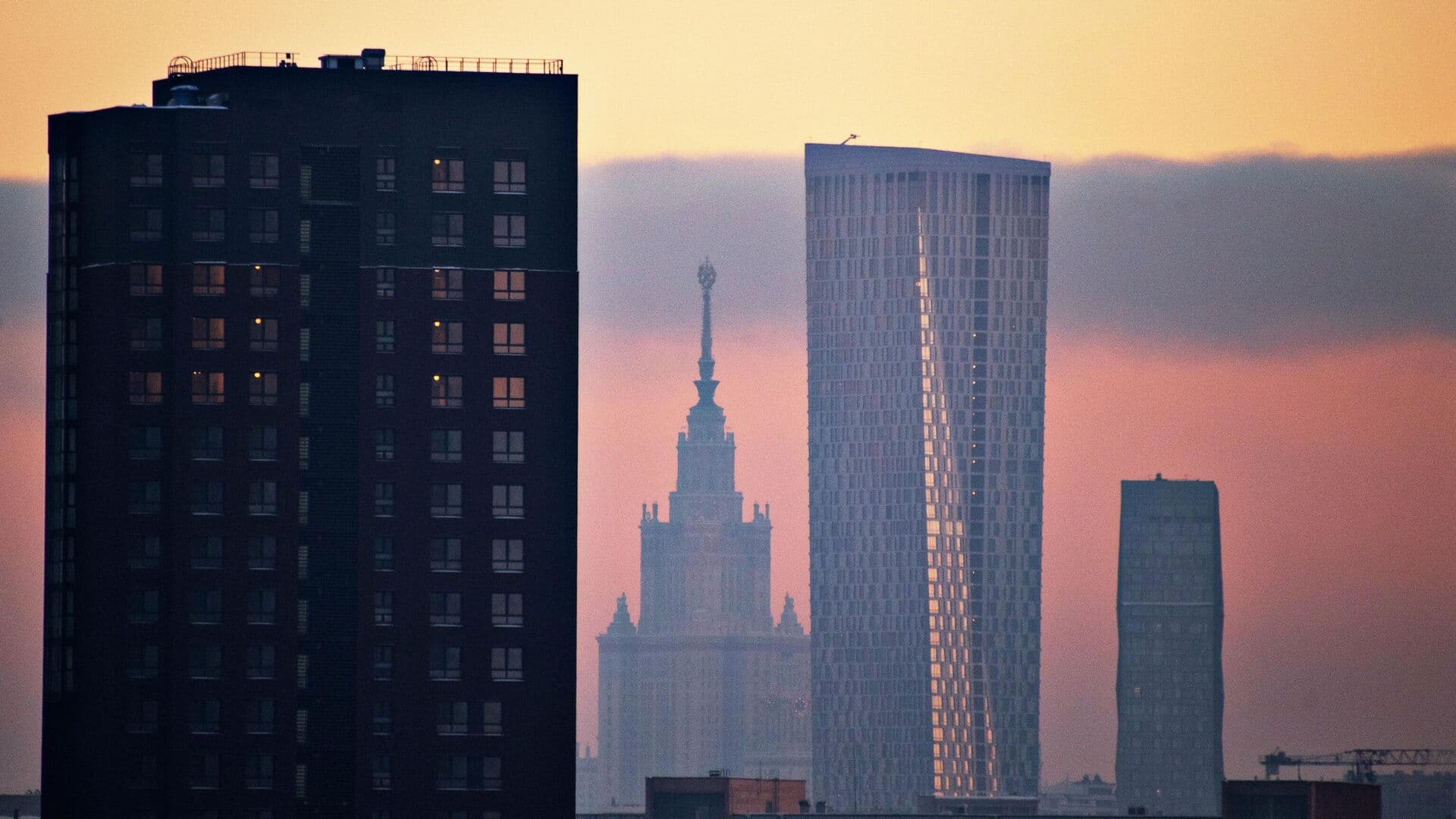 Беспилотник попал в здание на западе Москвы