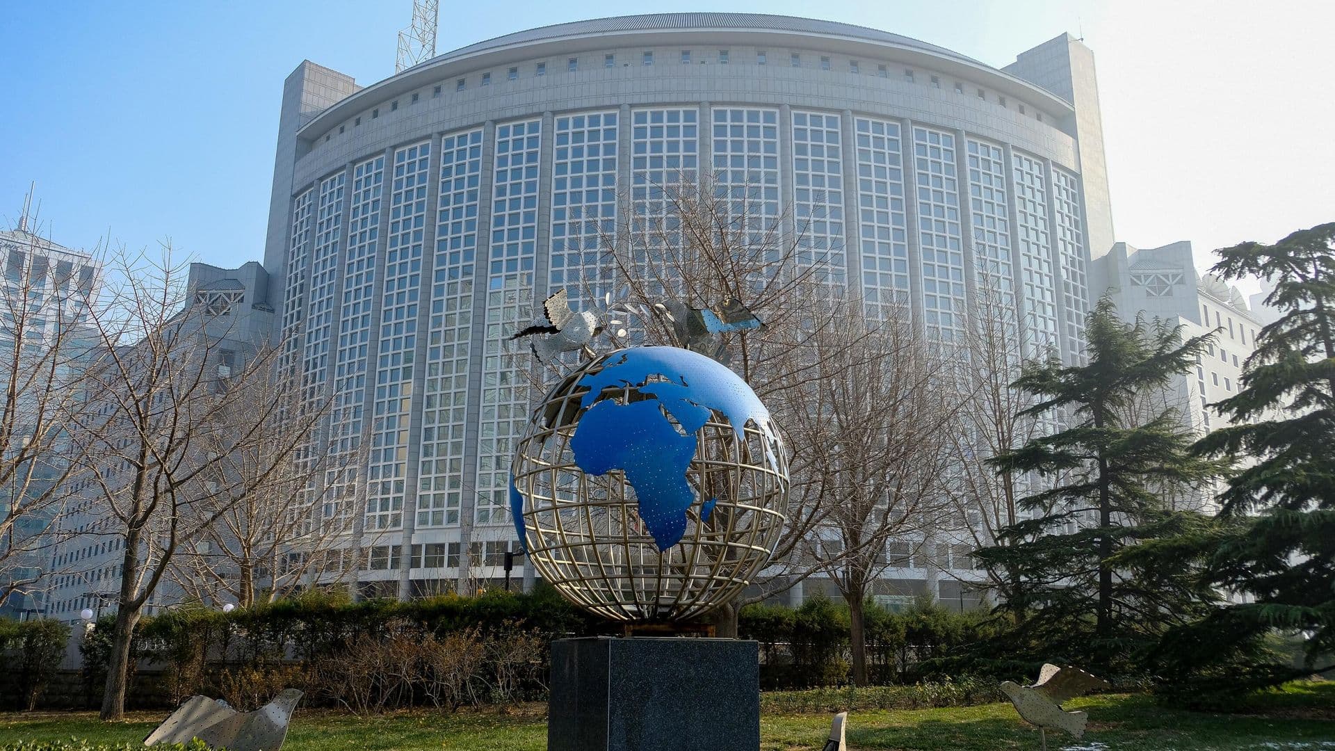 МИД КНР призвал надлежащим образом решить вопрос Ормузского пролива