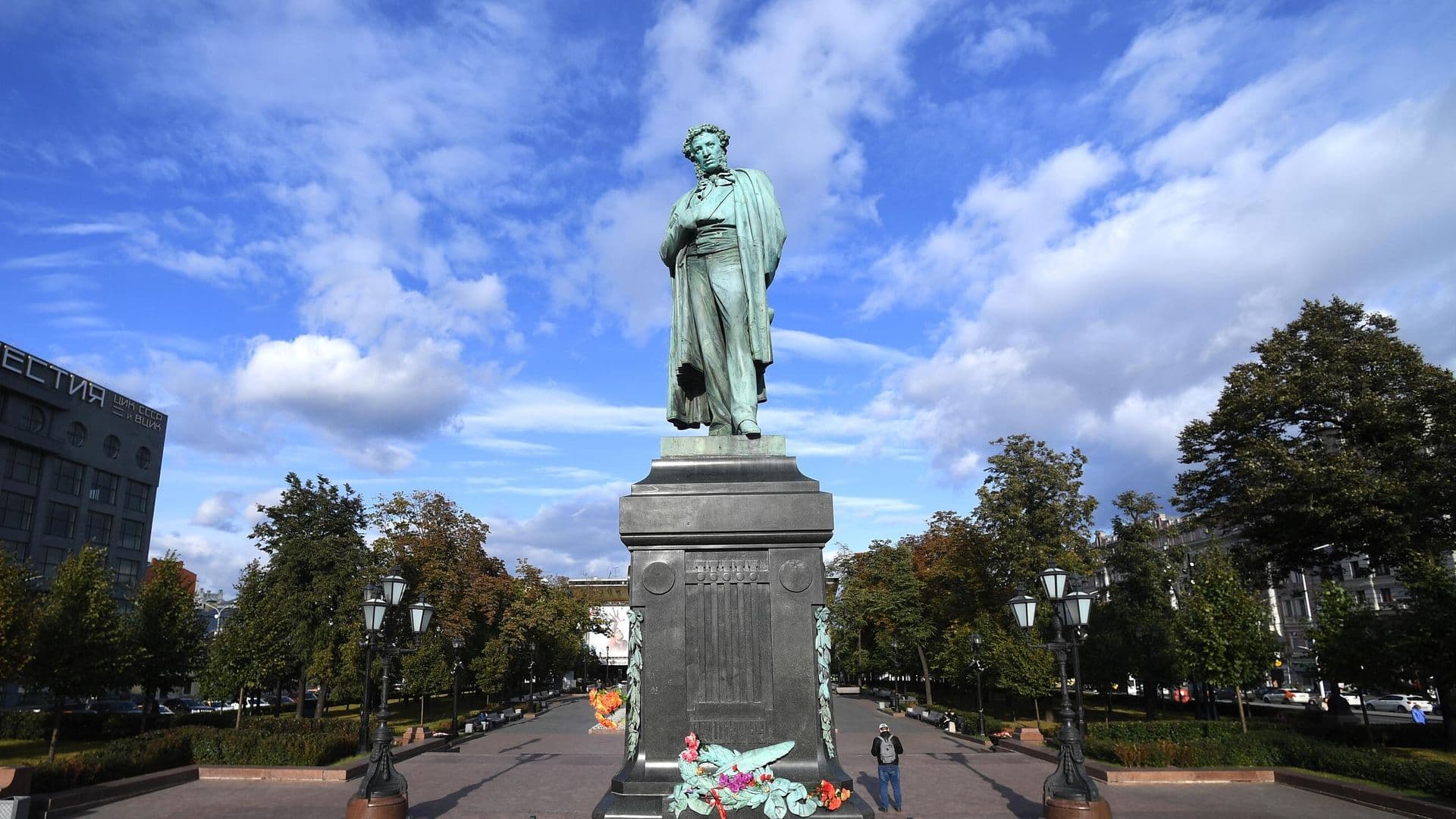 Москвичи определят судьбу монумента Пушкину на тестовом голосовании