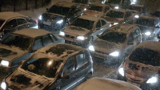 Юрист рассказал, что грозит водителям за грязные фары