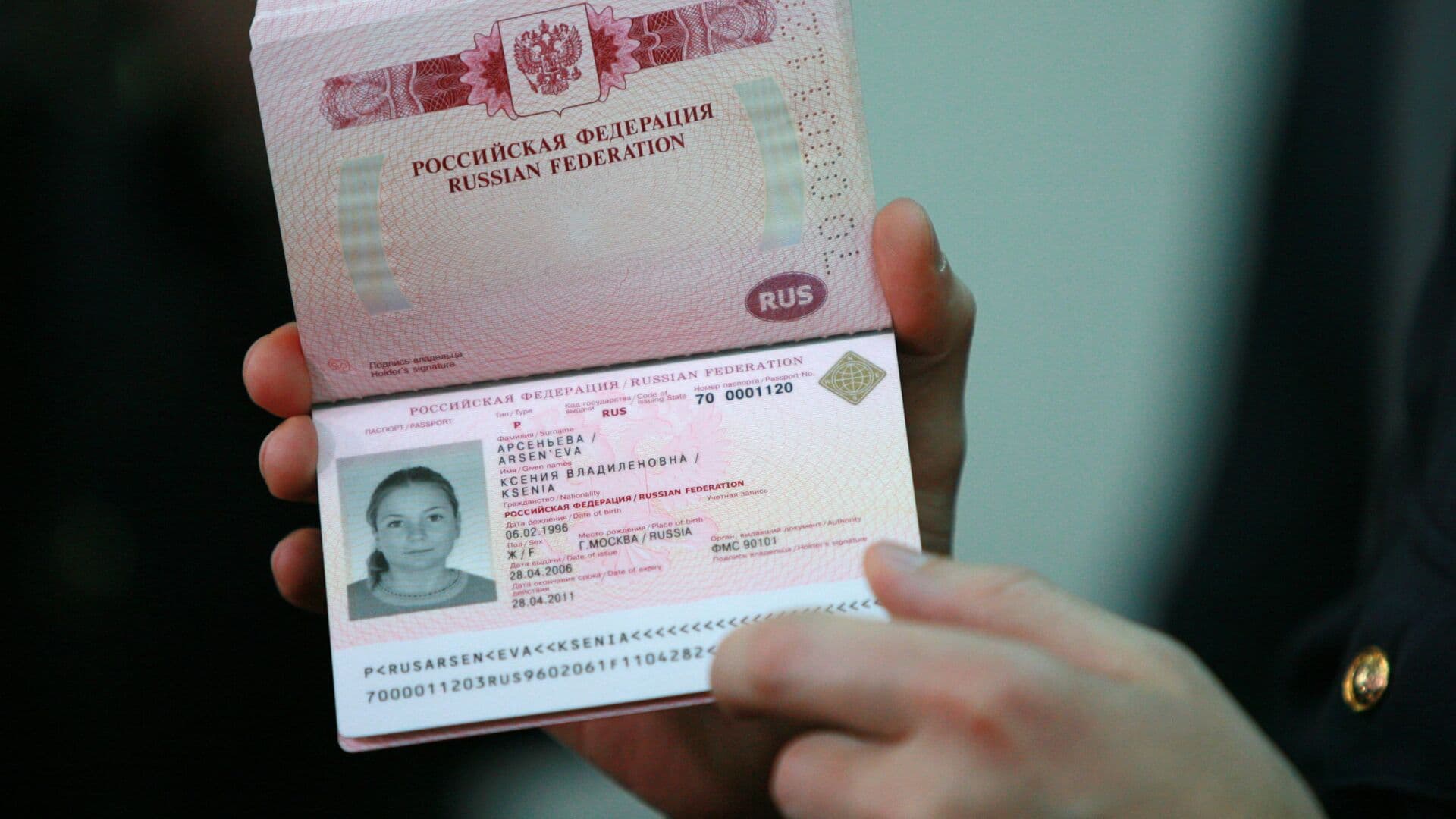 Юрист назвала отличия загранпаспортов старого и нового образцов
