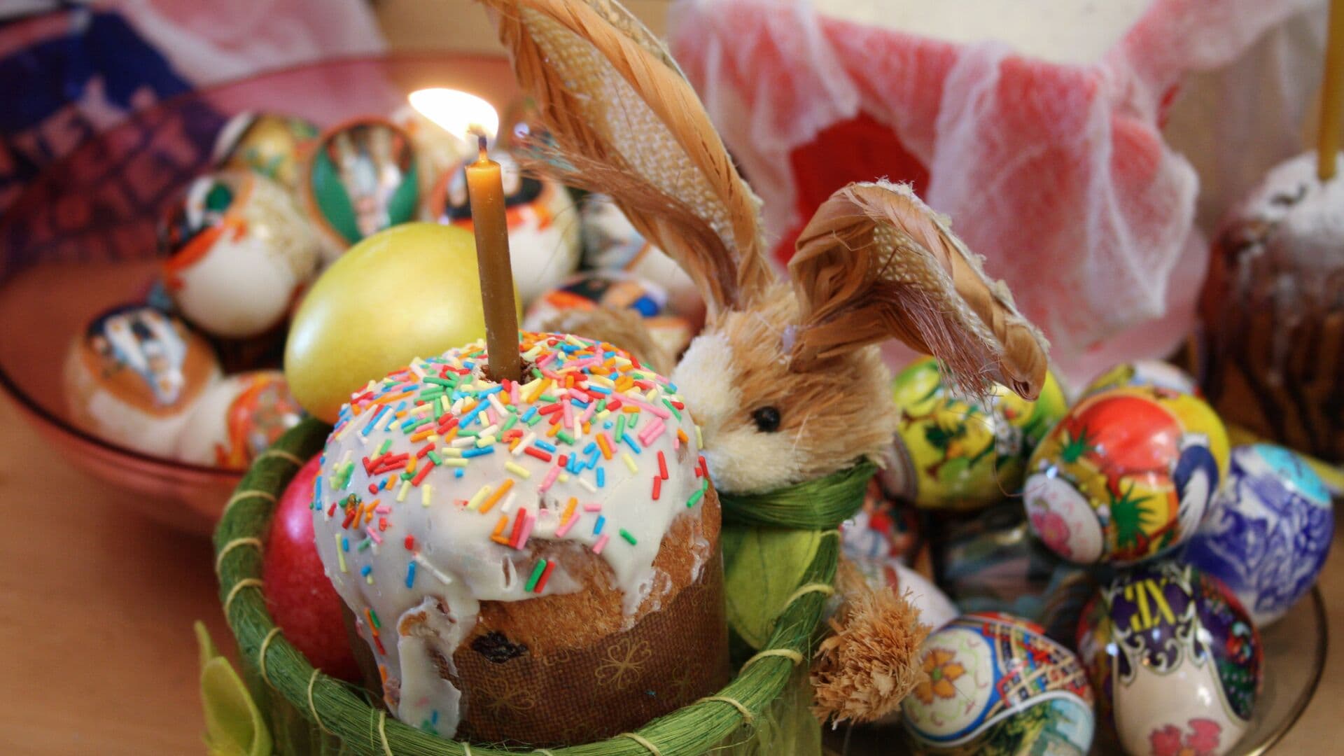 Священник рассказал, когда начинать печь куличи и красить яйца к Пасхе