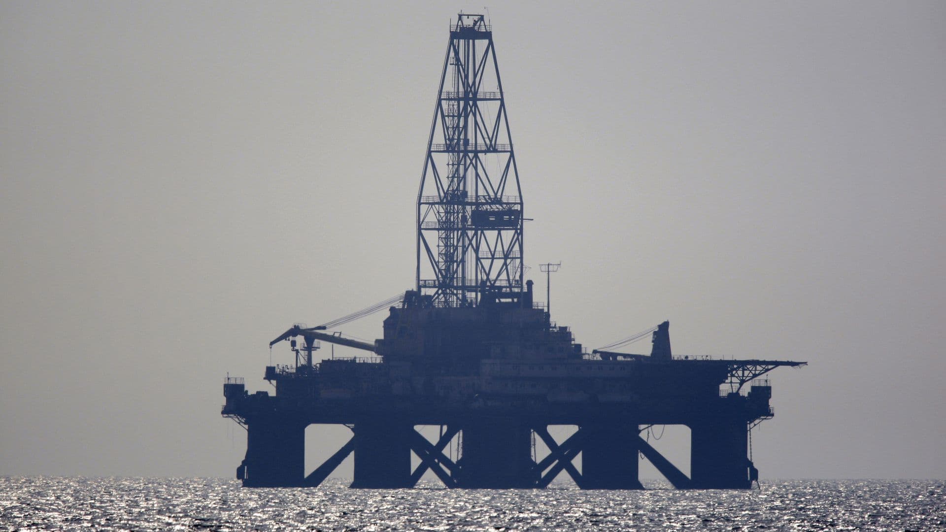 Казахстан усилит защиту нефтегазовых объектов на Каспии