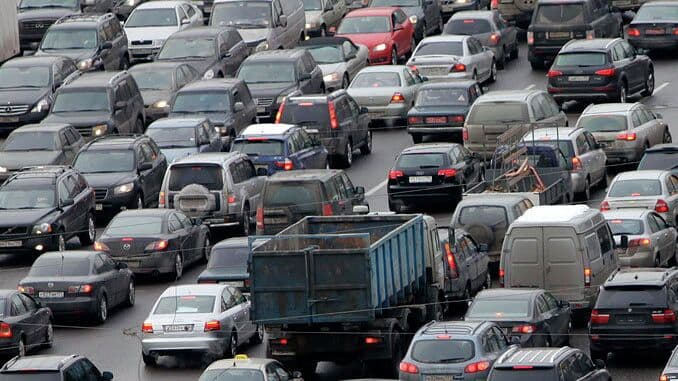 Россияне рассказали, сколько времени тратят на дорогу до работы