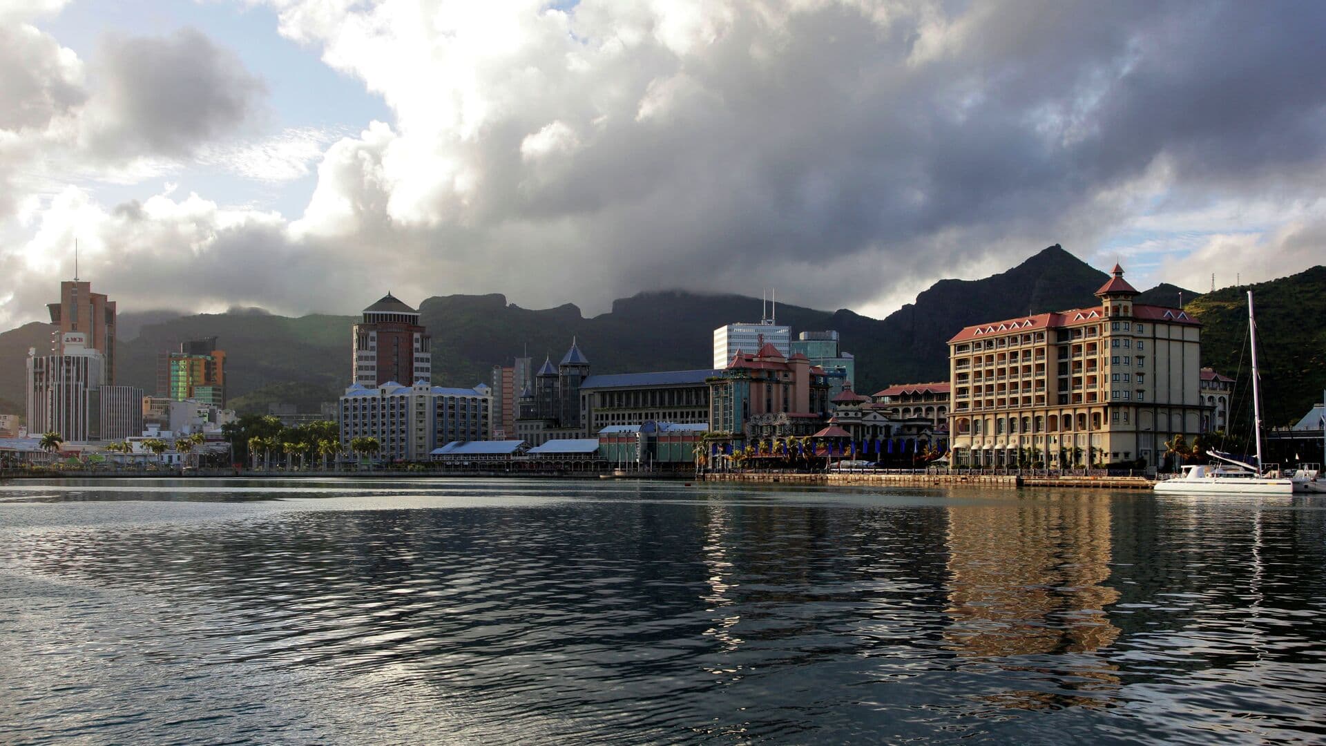 Дипломаты помогают туристам из России на Маврикии