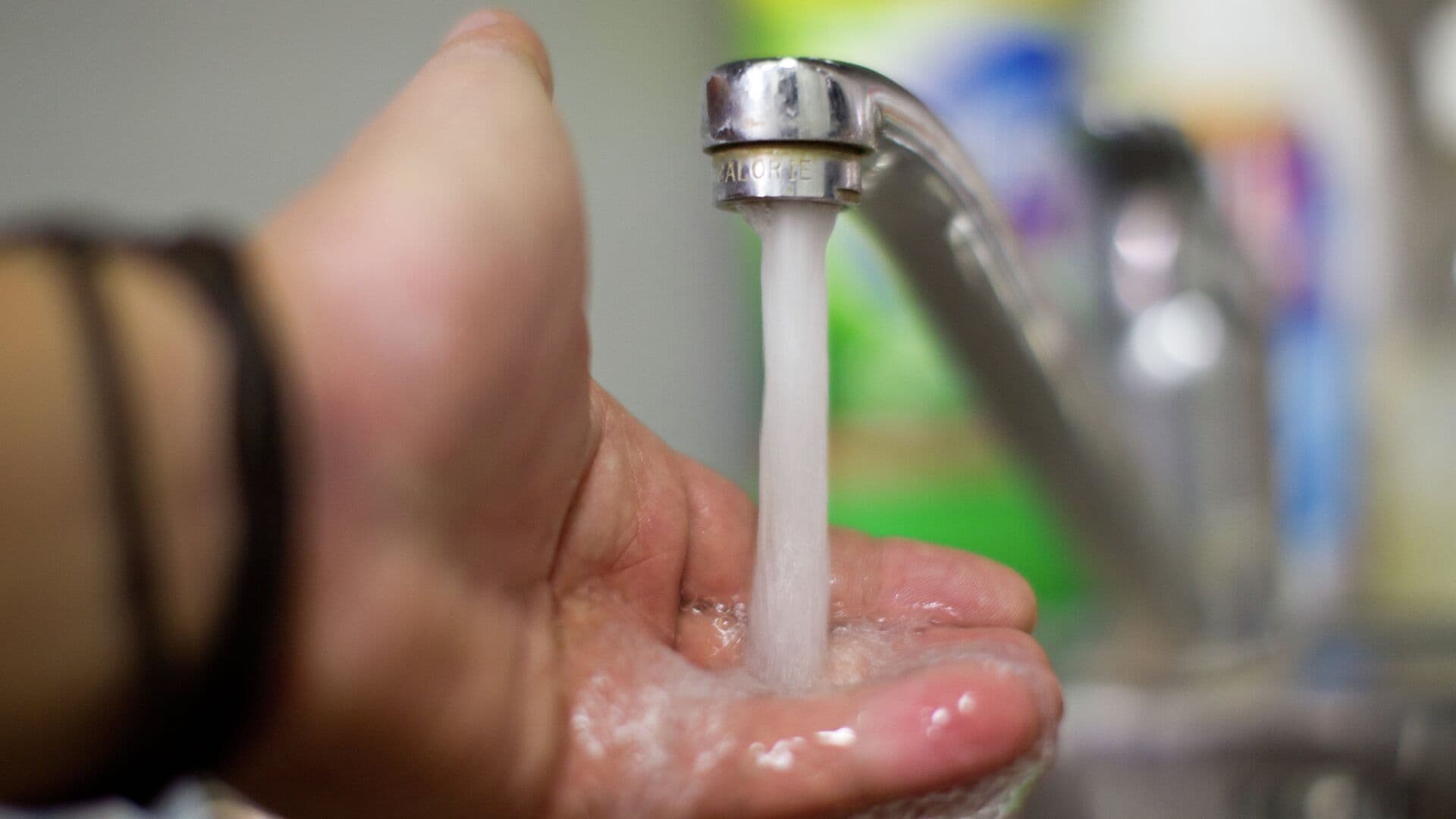 Роспотребнадзор прокомментировал сообщения о "радужной" воде в Иваново