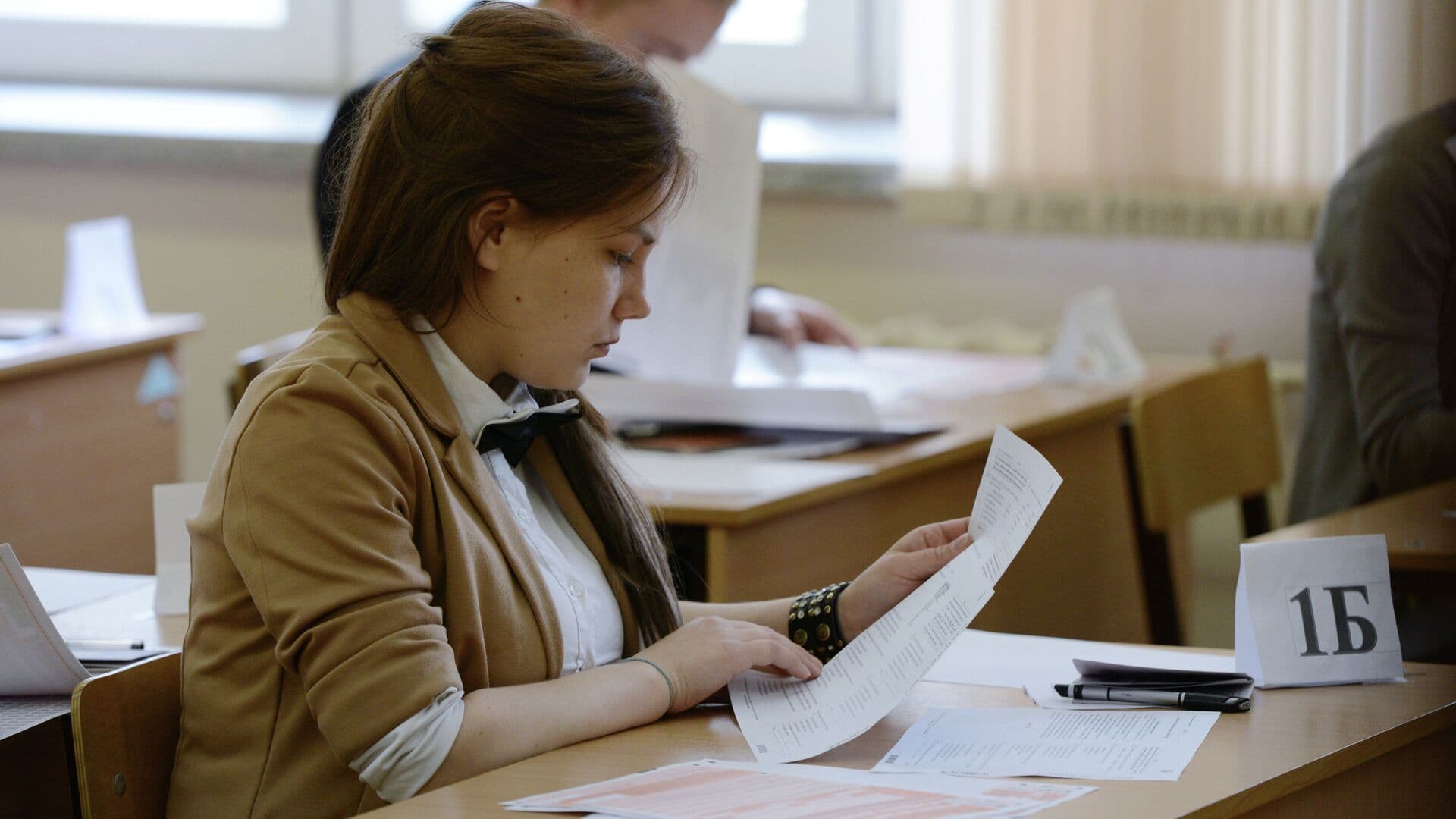 Рособрнадзор запретил досматривать участников ЕГЭ