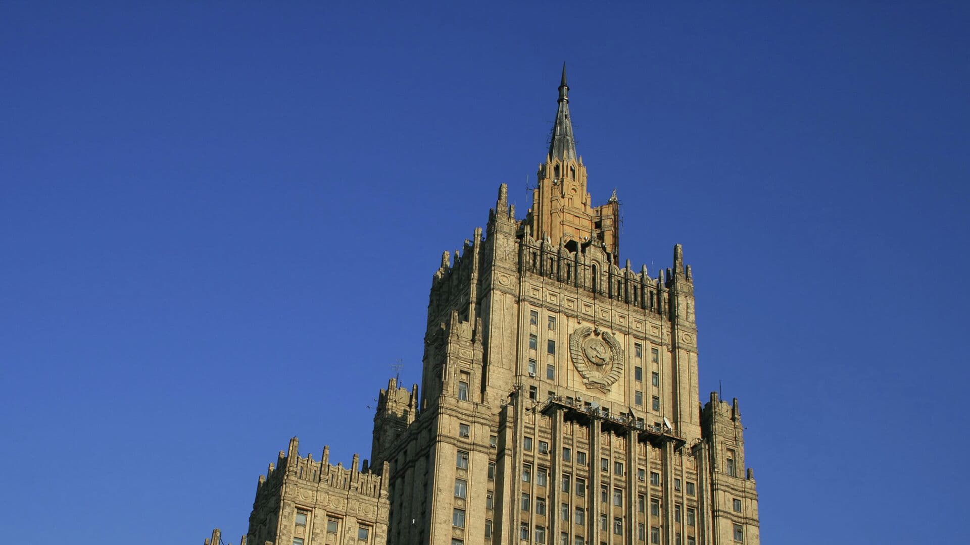 Киев расширяет пропагандистскую кампанию по очернению России, заявили в МИД