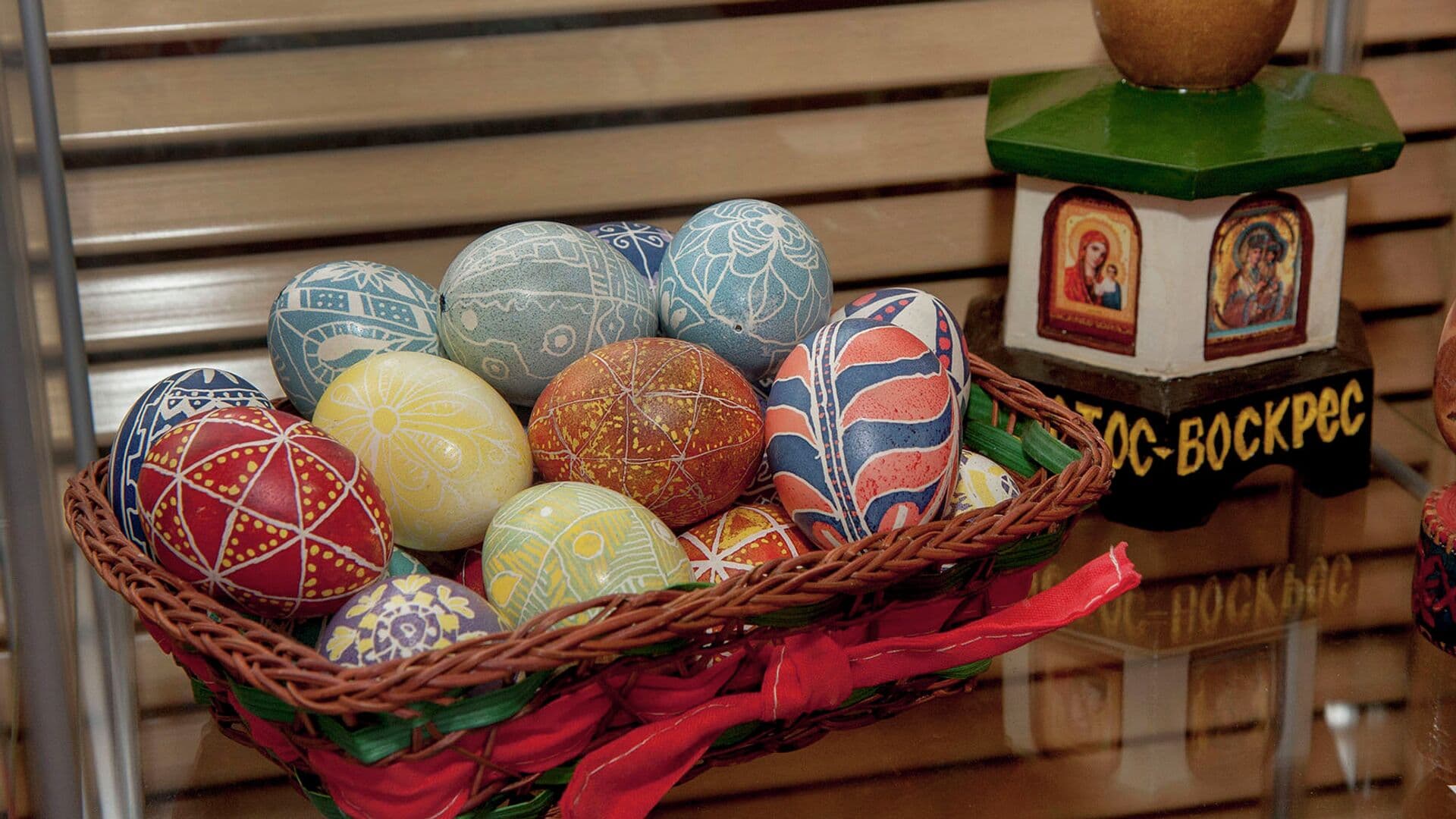 Священник рассказал, что нельзя изображать на пасхальных яйцах