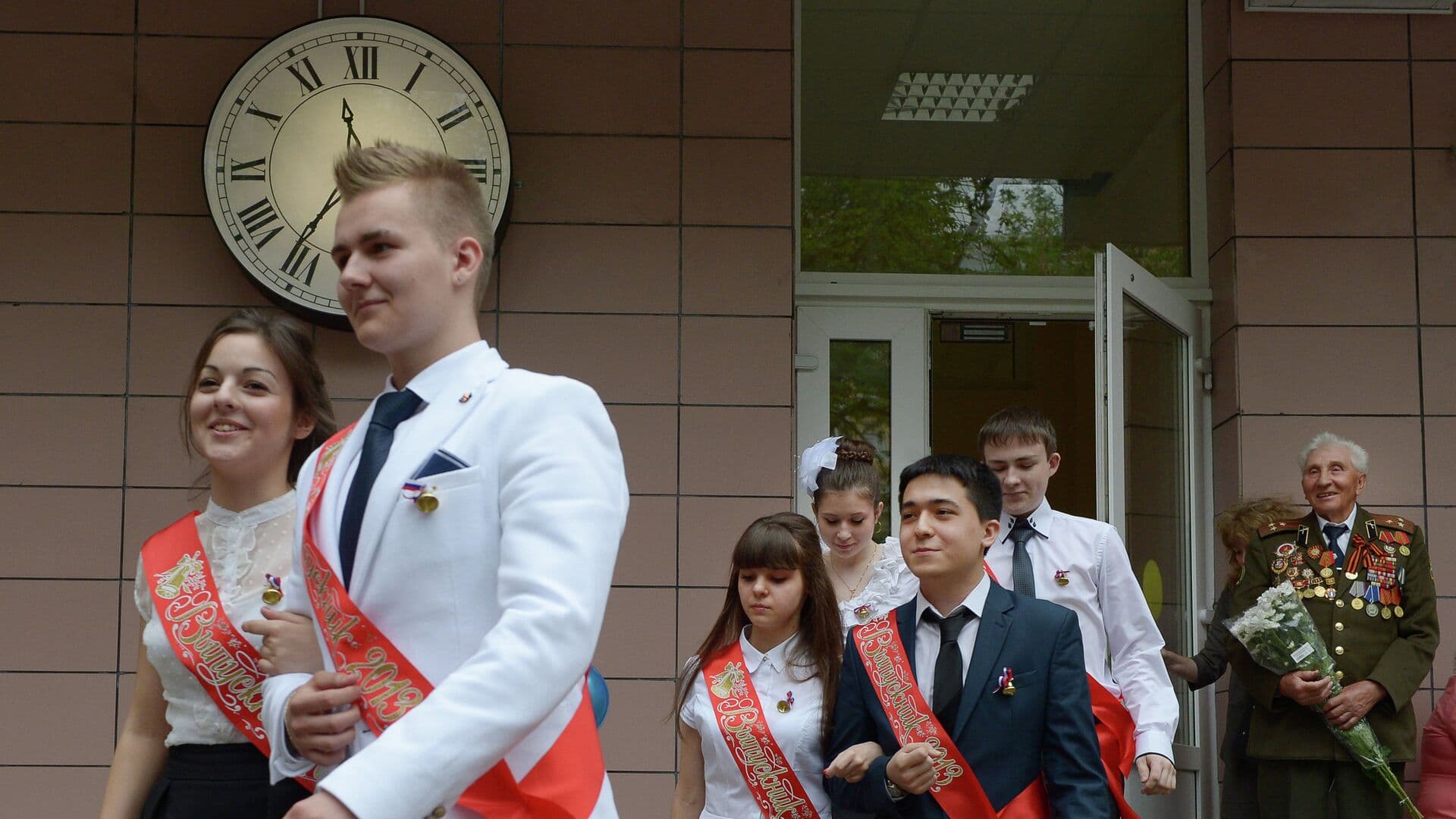 Названа средняя цена выпускного одиннадцатиклассника в 2026 году