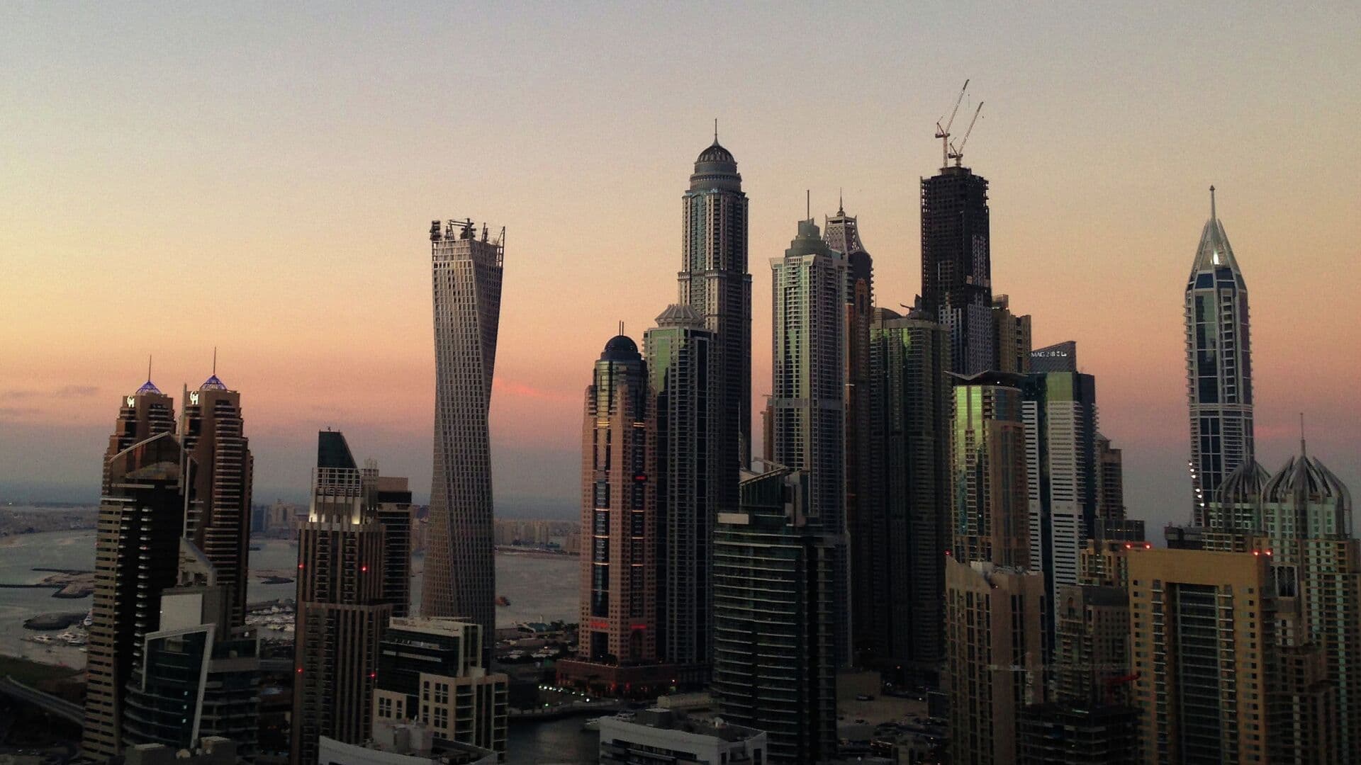 В Дубае обломки при воздушном перехвате повредили фасад в Dubai Marina