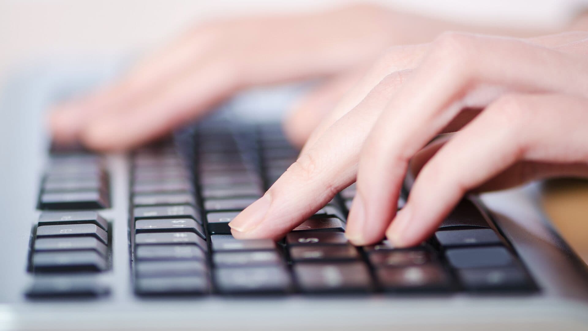 Эксперт рассказала, можно ли уволить сотрудника сообщением в мессенджере