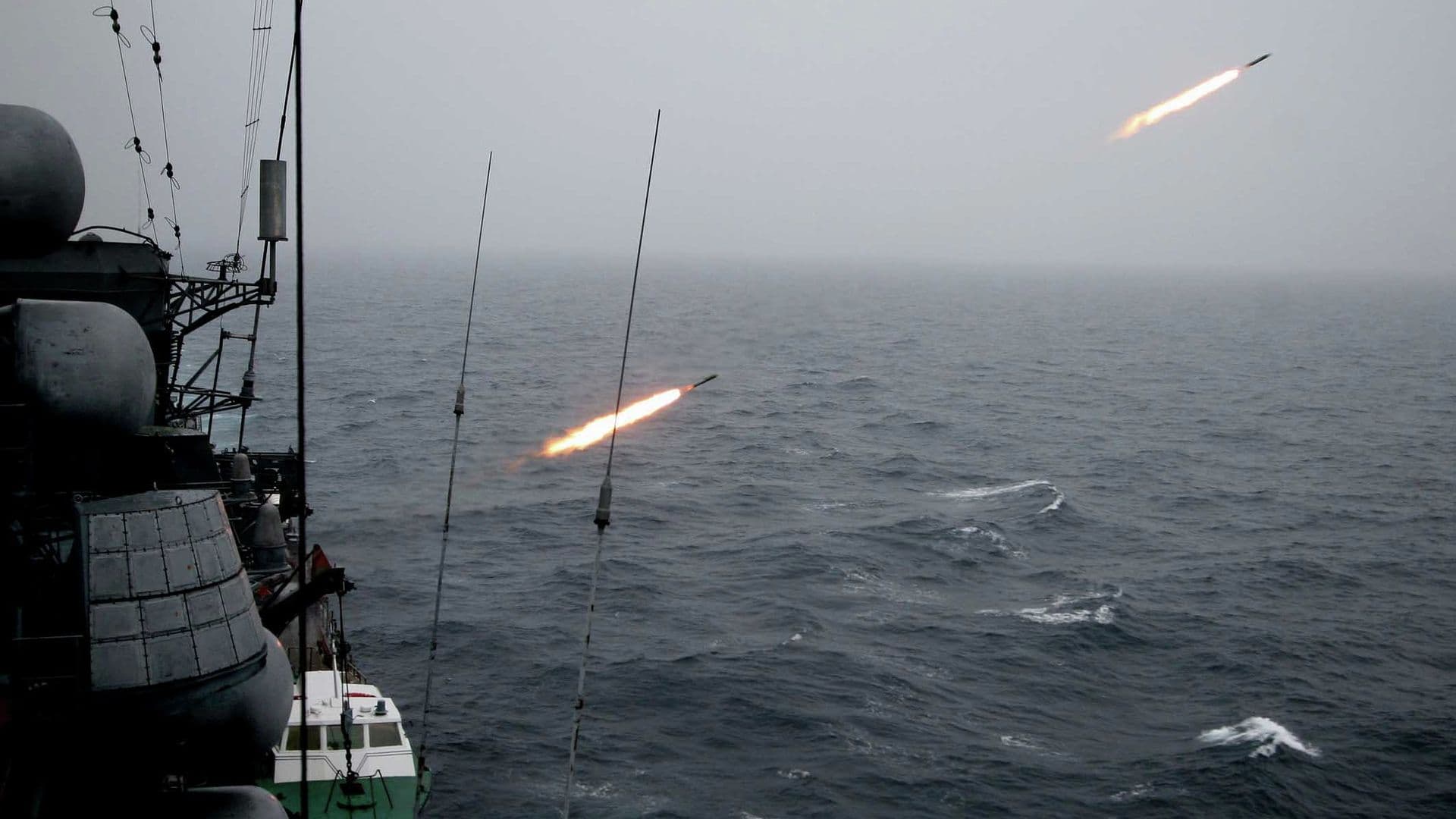Корабли ТОФ выполнили артиллерийские стрельбы в Охотском море