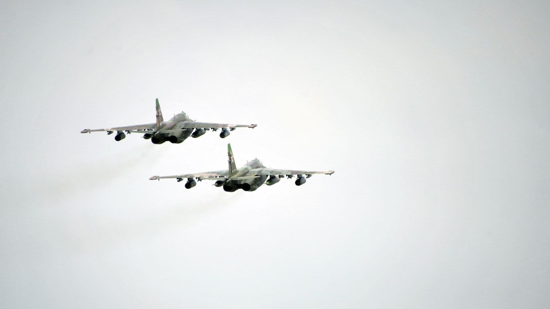 Самолет, предположительно Су-25, зацепился за опору освещения в Тбилиси