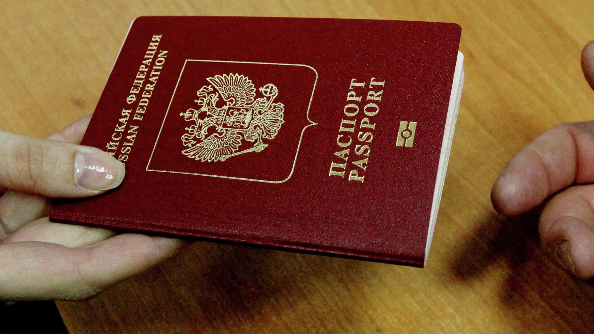 Россиянка взыскала с МВД ущерб за ошибку в загранпаспорте
