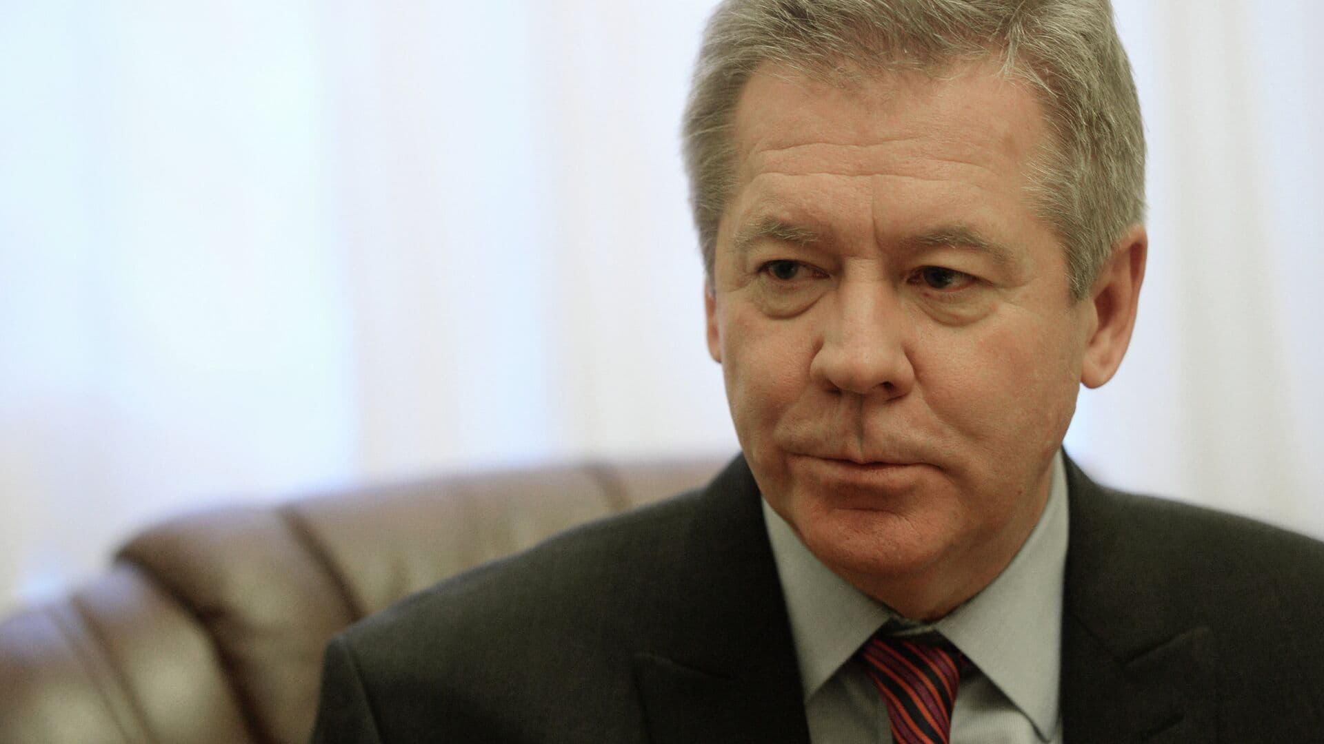 Запад силовым путем пытается сохранить доминирование в мире, заявил Гатилов