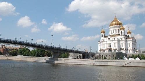 Спасатели достали из воды мужчину, упавшего в Москву-реку