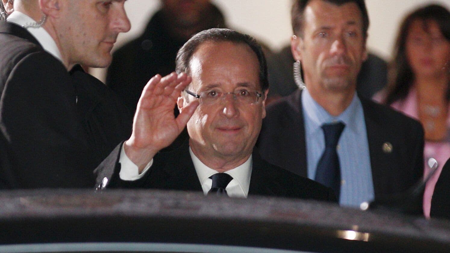 Олланд намерен вернуться в Елисейский дворец, сообщили СМИ