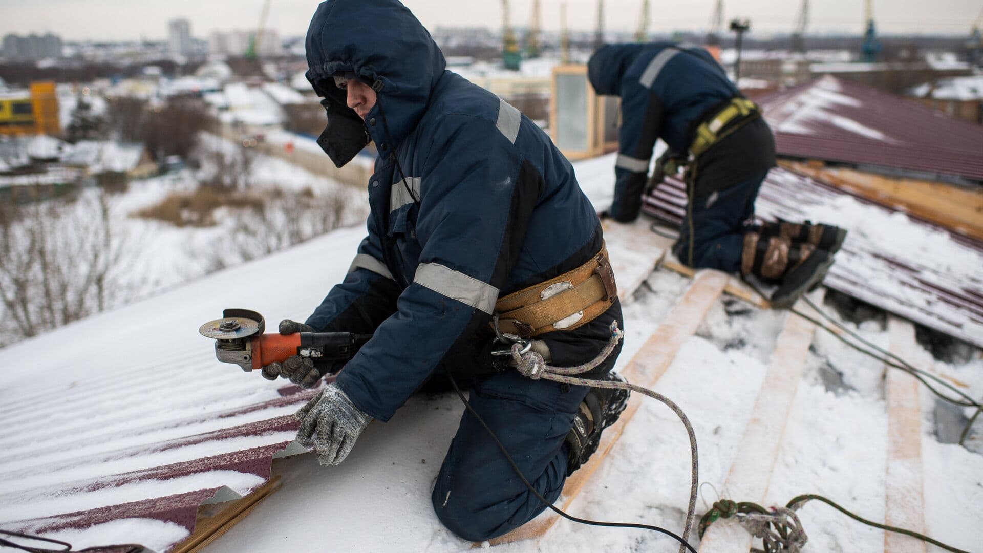 В Москве капитально отремонтируют более 850 крыш жилых домов в этом году
