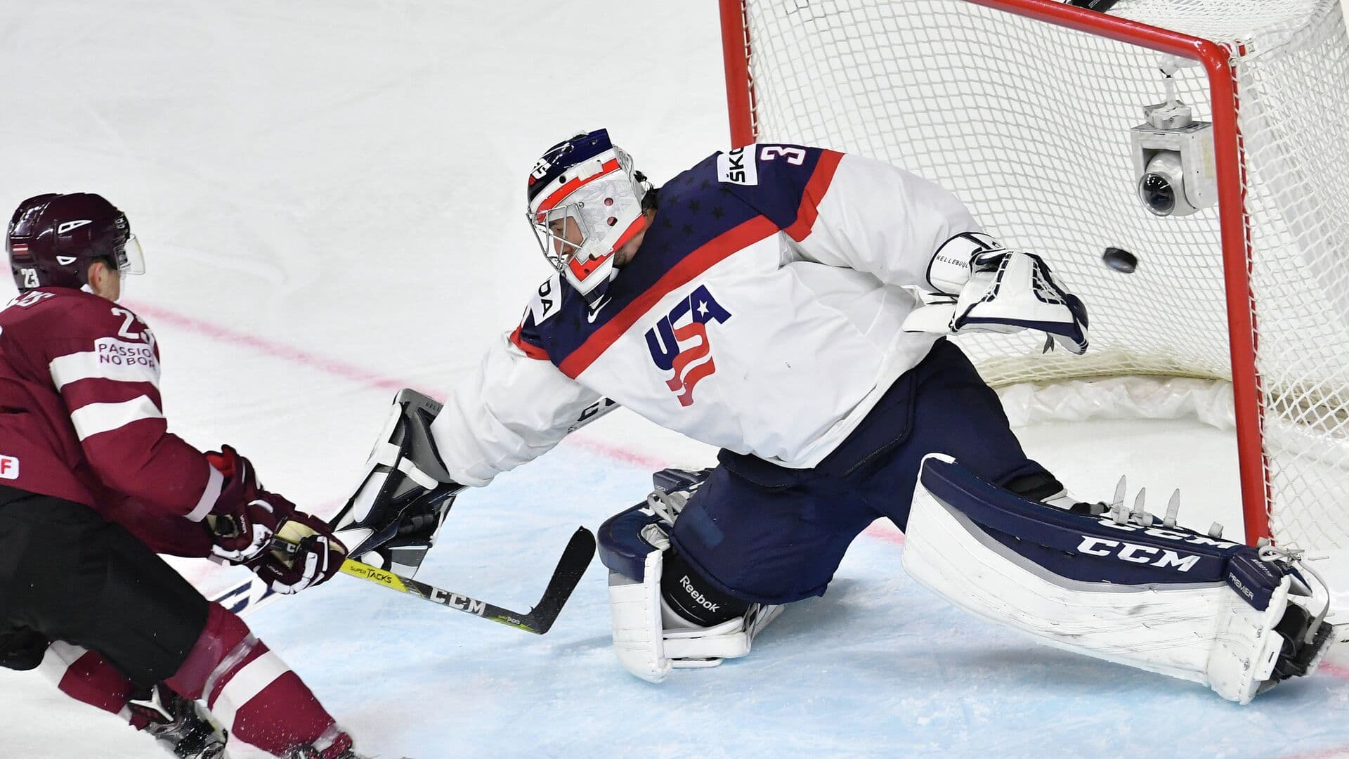 Трамп заявил, что наградит вратаря олимпийской сборной США по хоккею