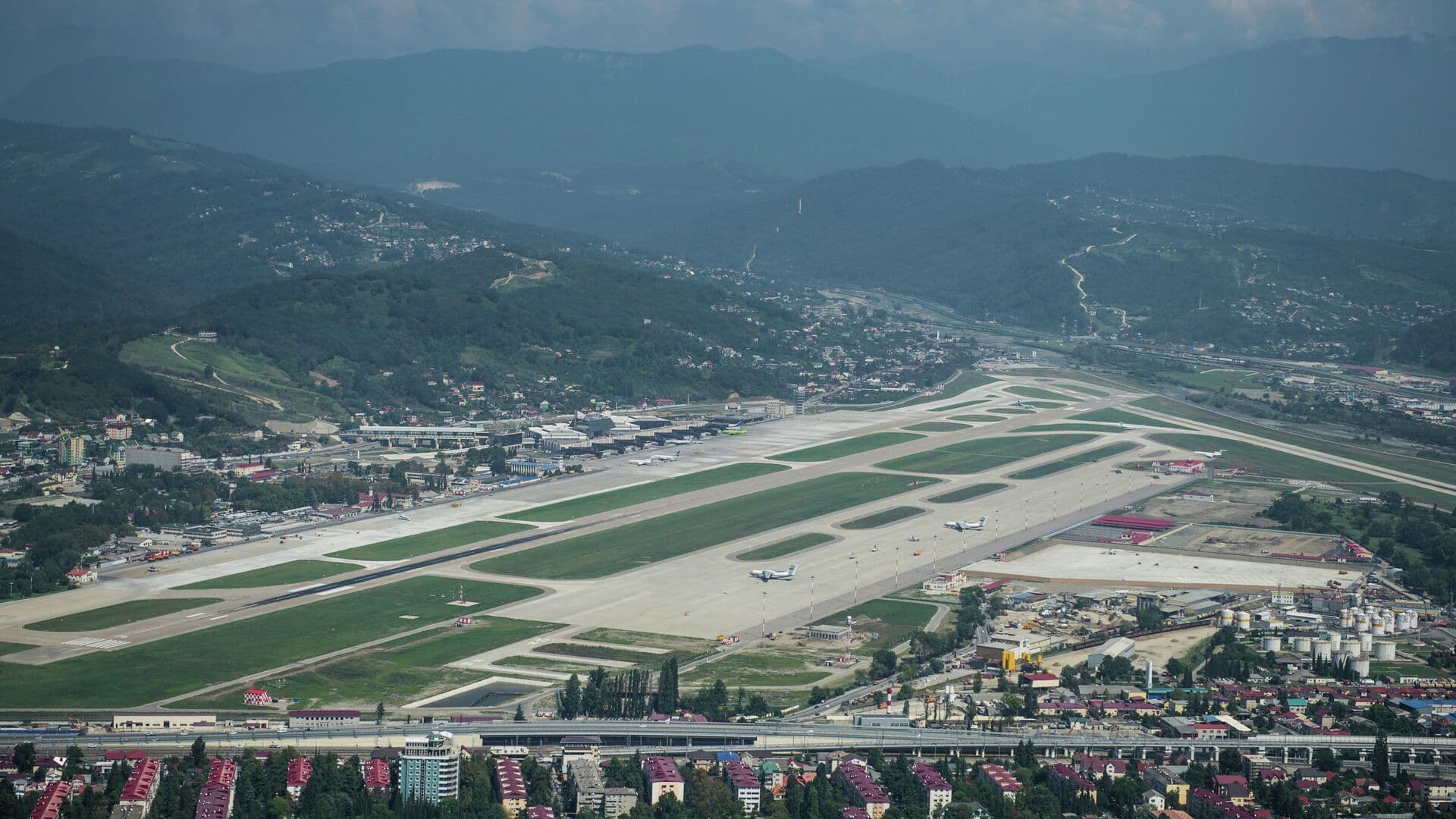 В аэропорту Сочи ввели ограничения на полеты