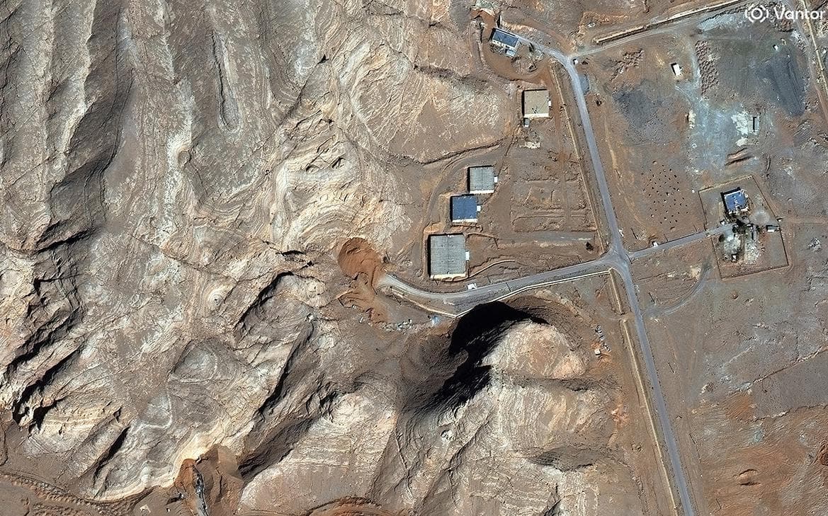 Bloomberg показал на снимках, как Иран готовит ядерные объекты к ударам