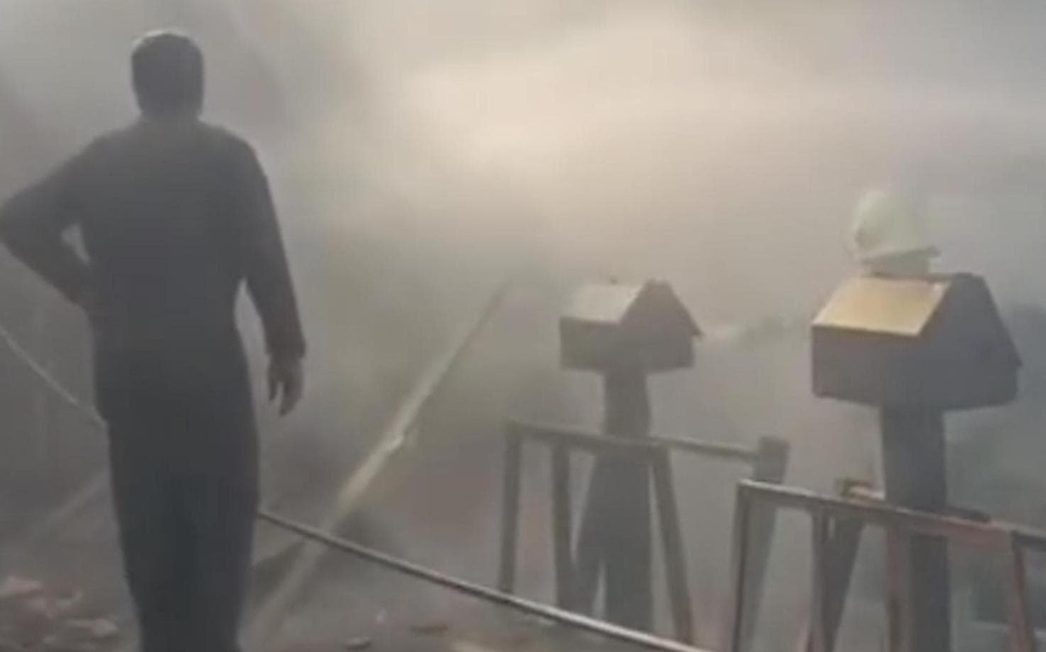 Военный вертолет упал на овощной рынок в Иране